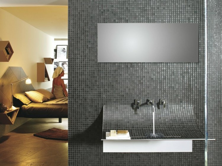 badrum-handfat-mosaik-grå-krökt-badrum-spegel-HUD