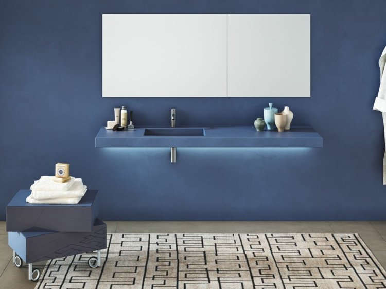 badrum-handfat-förvaringsutrymme-blå-vägg-badrum-spegel-DEPTH