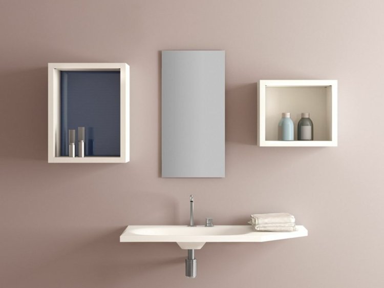 badrum-handfat-vit-vägg-spegel-hyllor-rosa-vägg-LAGOLINEA