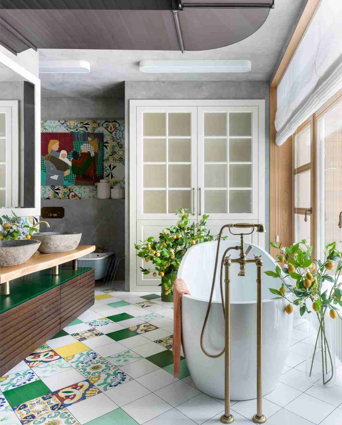 eklektiskt badrum vitt trä och fristående badkar med gröna växter