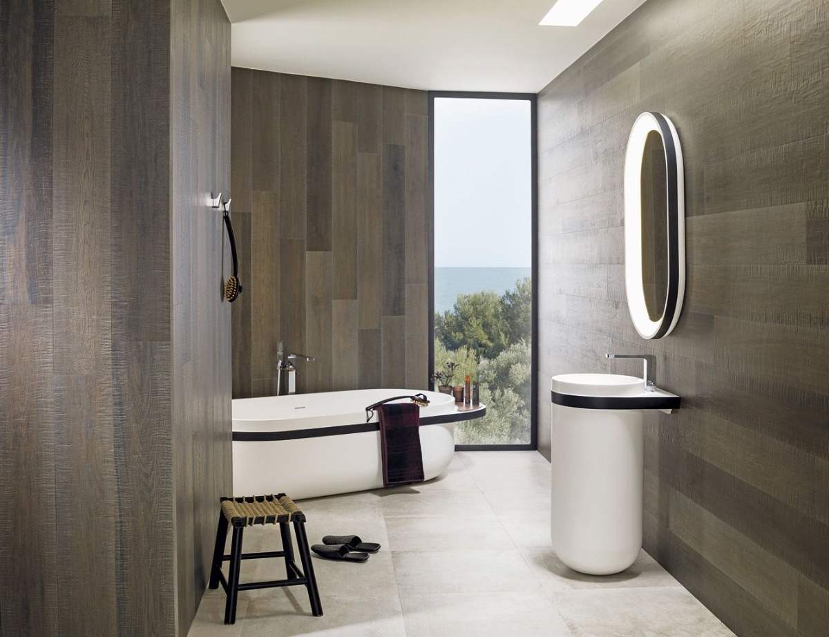 minimalistisk design med laminat som sticker mot väggen i badrummet vitt trä