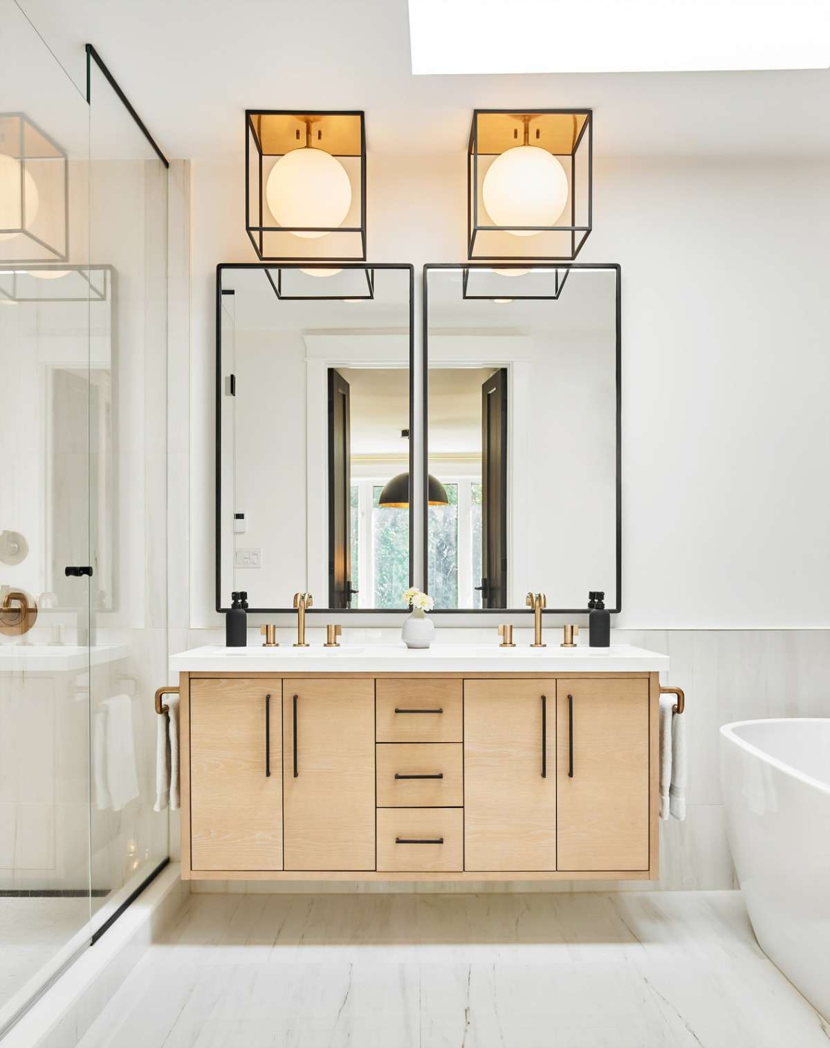 raka linjer och elegant design i badrummet vitt med trä och svart ram