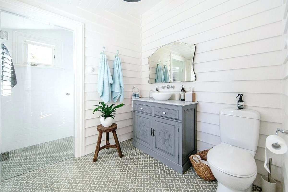 rymligt badrum i lantlig stil med grå tvättställ och modernt duschområde