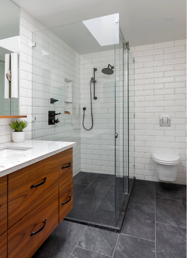 neutrala toner och duschkabin omgiven av tunnelbana i vitt i badrummet