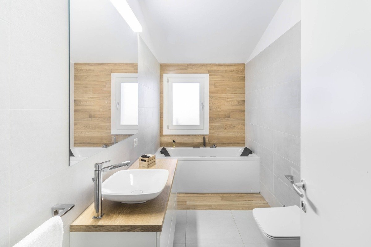 fönster i badrummet vitt trä kombineras för minimalistisk design