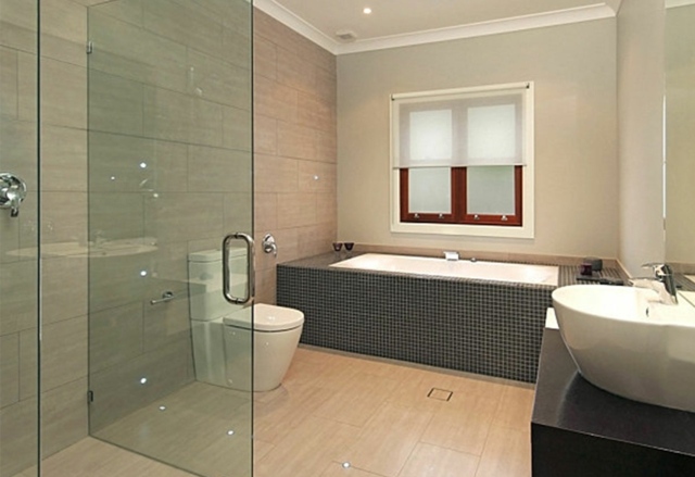 Toppmodern inredning-badrum-mosaik-badkar-glasdörrar-duschområde
