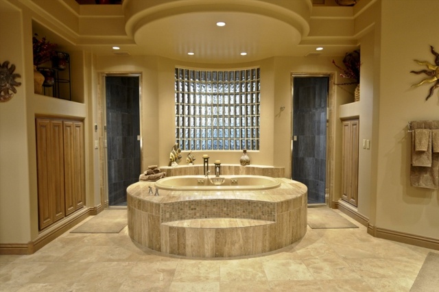 Klassiskt-lyx-badrum-badkar med två dörrar