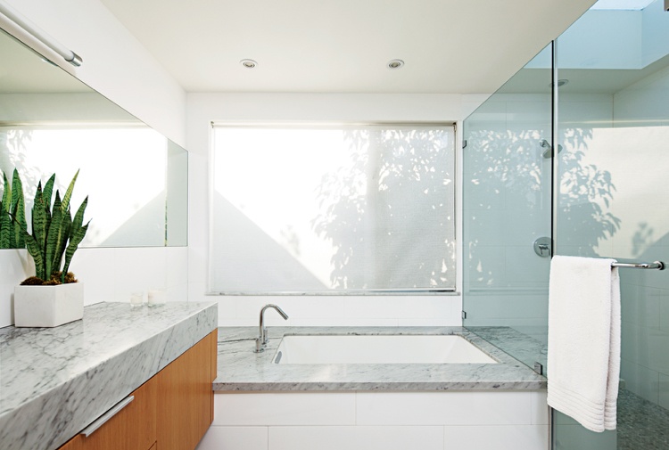 Badrumsdesignidéer-modern-minimalistisk-vit-marmor-glasvägg