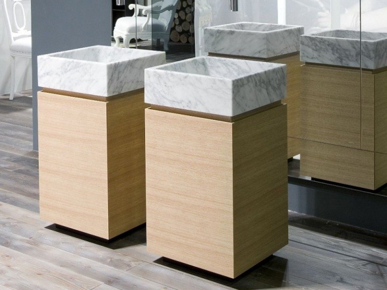 Badrumsmöbler-trä-idéer-modern-handfat-fristående-marmor-fåfänga