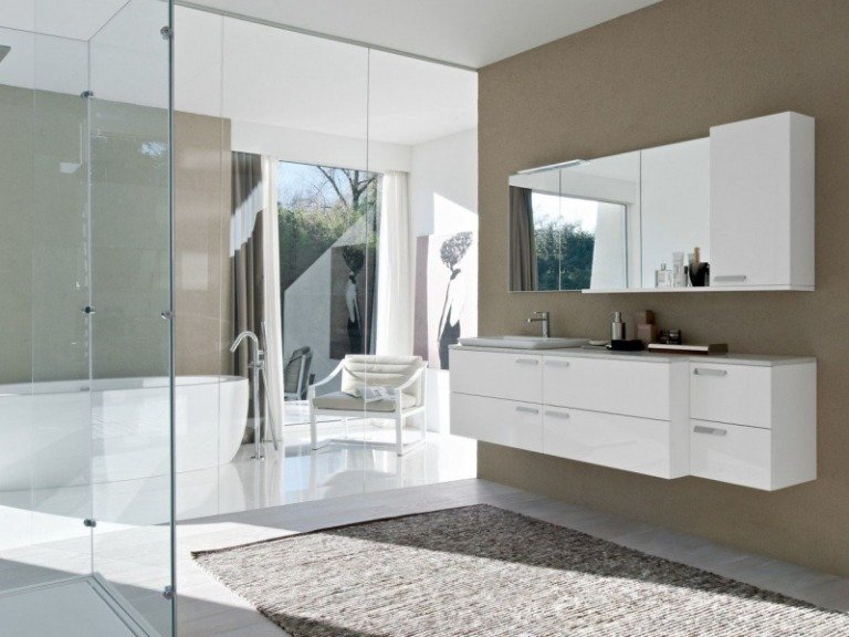 Badrumsmöbler-vit-underskåp-vit-spegel