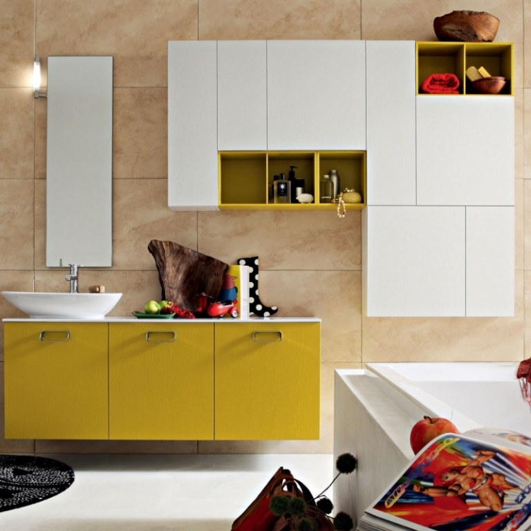 Badrumsmöbler-vit-modern-gul-väggskåp