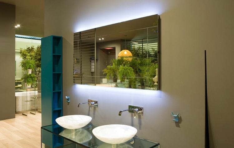 horisontell badrumsspegel handfat fristående modernt badrum