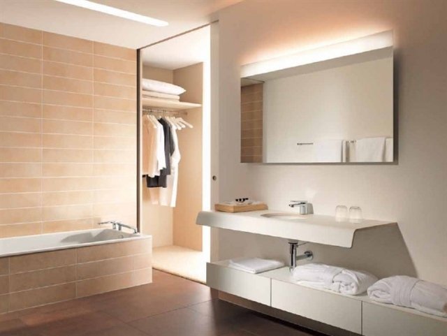 Badrum-badrum-spegel-med-ljus-rektangulär-design-på-Matteo-Thun