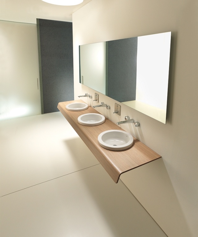 Till-badrum-spegel-med-ljus-klart-skarpa-konturer-modern-design