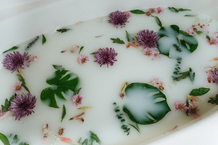 Relaxbad för torr hud recept med mjölk och doftande oljor