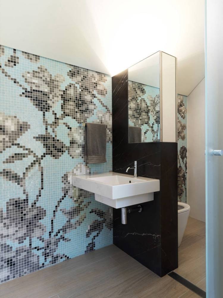 badrum-kakel-2015-trender-design-vägg-mosaik-blomma-motiv-grå-vattenblå