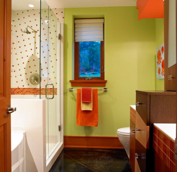 gröna väggar orange handdukar liten duschkabin