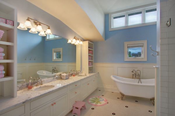 Himmelblå vit cool klassisk inredning fristående badkar