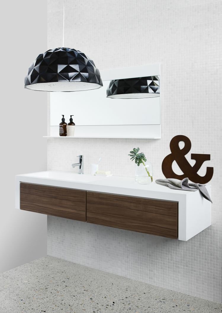 badrumsmöbler-trä-valnöt-modern-tvätt-skåp-kakel-lampskärm-vit-mosaik
