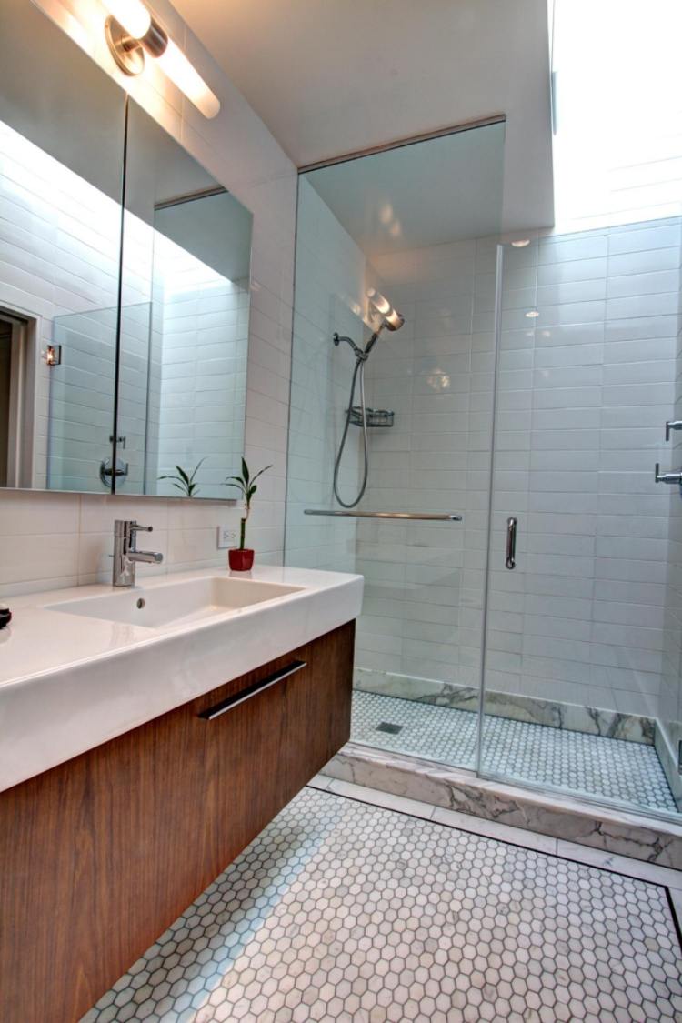 badrumsmöbler-trä-tvätt-skåp-mosaik-kakel-dusch-badkar-marmor-vit