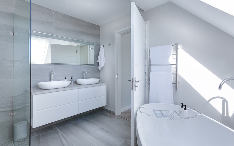 Badrumsrenovering med kredit sluttande tak vita badrumsmöbler