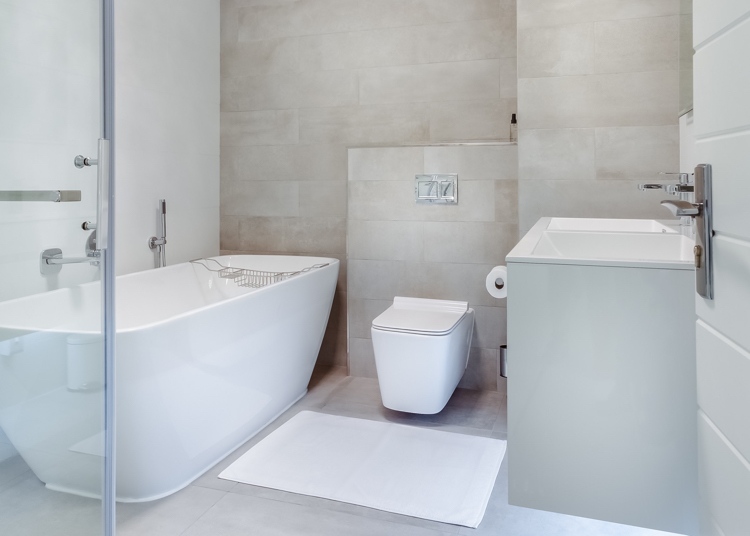 Badrumsrenovering med kredit fristående badkar nya sanitära möbler toalett platsbesparande