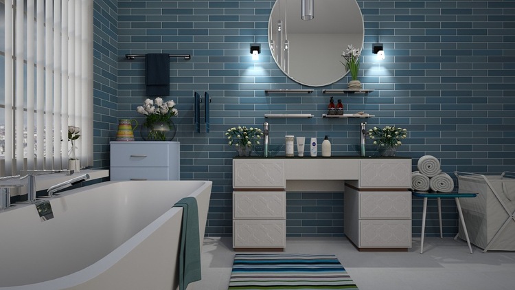 Badrumsrenovering med kreditgrönblå väggplattor fristående badkar
