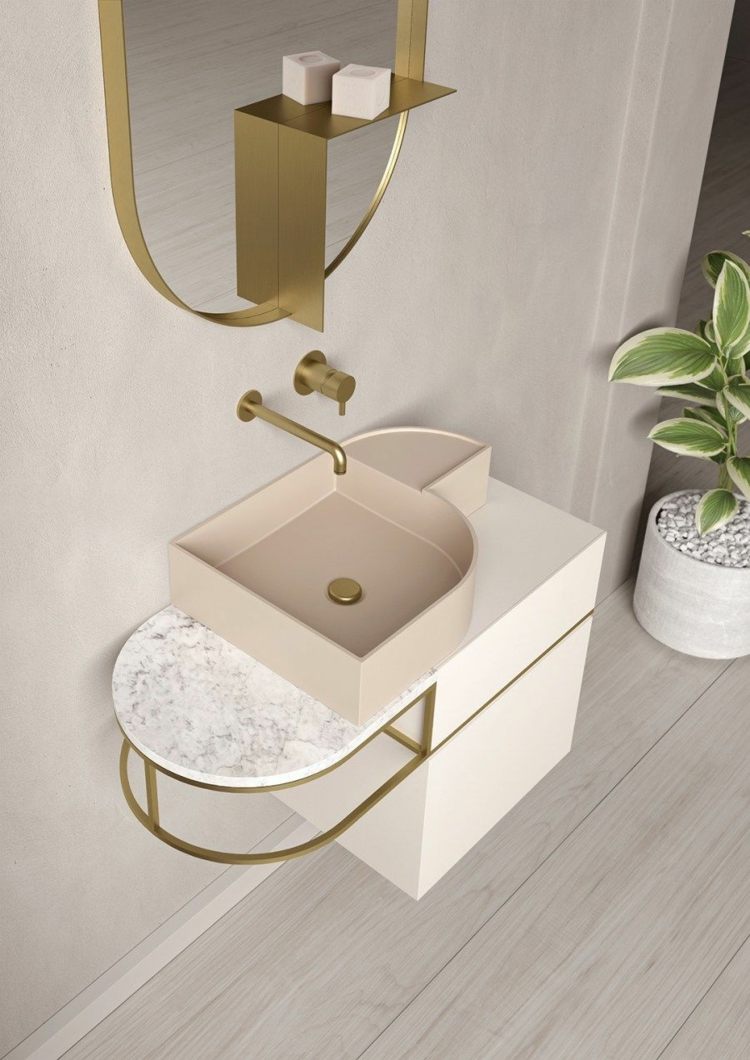 elegant badrumsskåp i accenter i vitt, ros, marmor och mässing