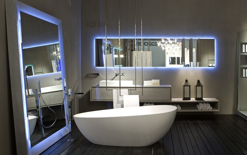 Badrumsspegelbelysning-idéer-design-rumsplanering-badkar-Rifra
