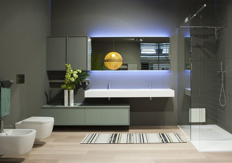 Badrumsspegelbelysning-modern-design-laminatgolv-fåfänga-vit