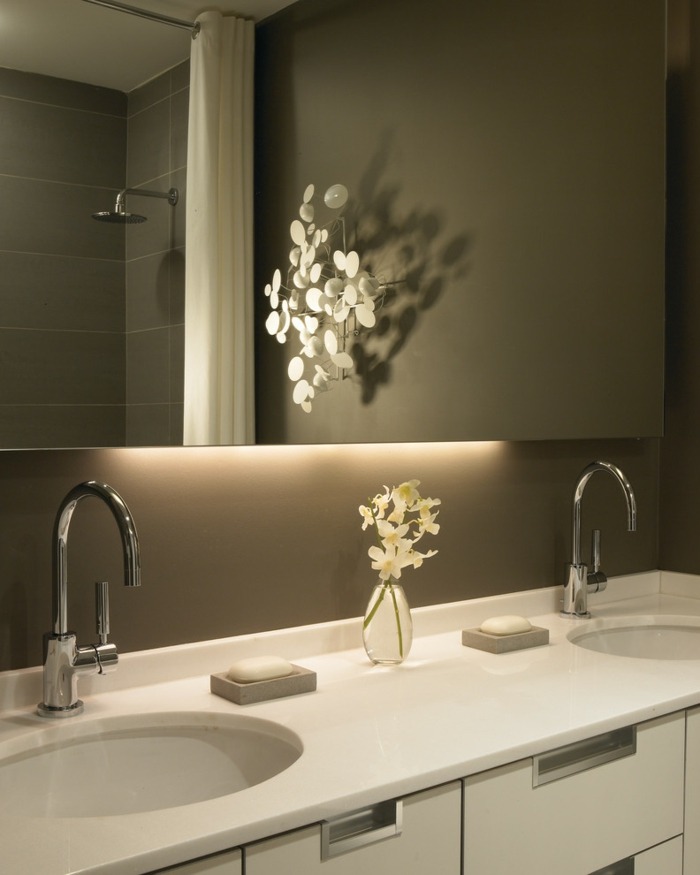 elegant badrum design spegel belysning på baksidan vit konsol