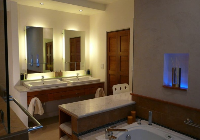 marmor badrum trä indirekt belysning spegelkonsol