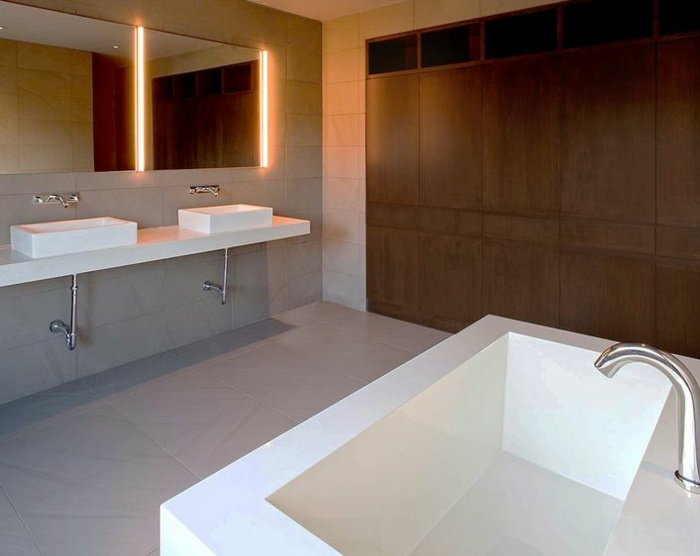 grå vit badrum badkar badrumsspegel med sidobelysning