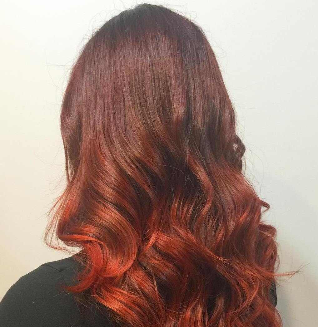 Behåller brunt hår med röda höjdpunkter trendröd hårfärg