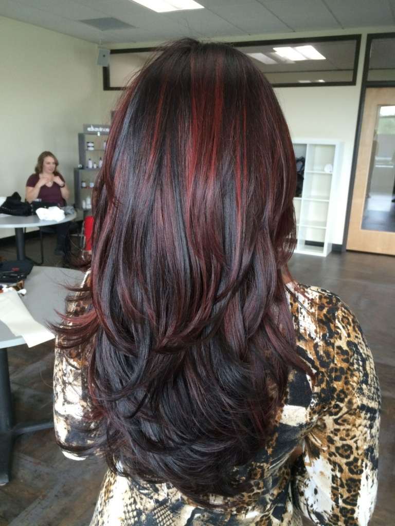 Mörkbrunt hår med röda hårstrån
