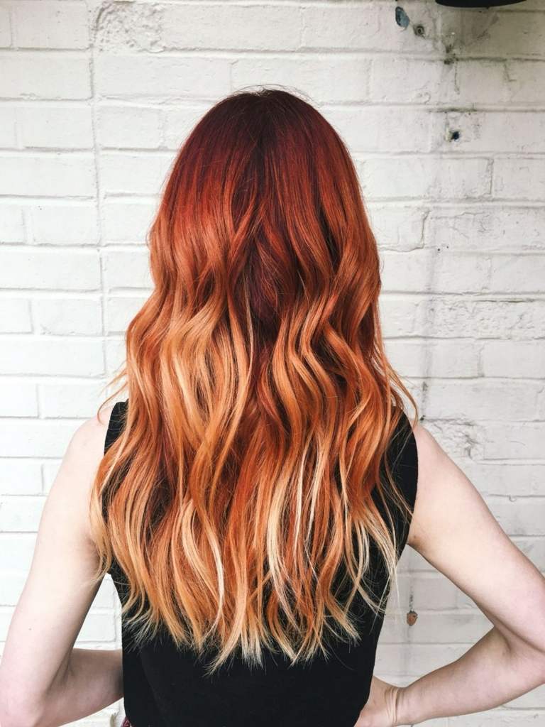 Kopparrött hårfärg med blonda höjdpunkter balayage rött hår trend