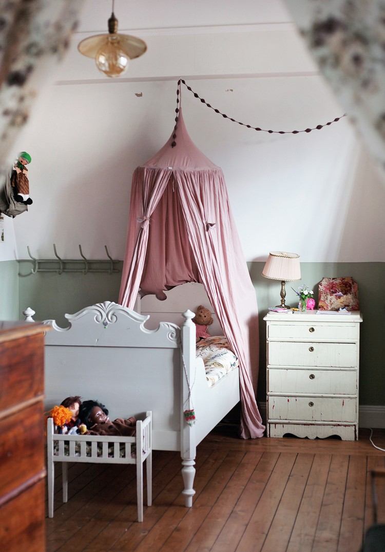 säng kapell barn tjej rum rosa tak