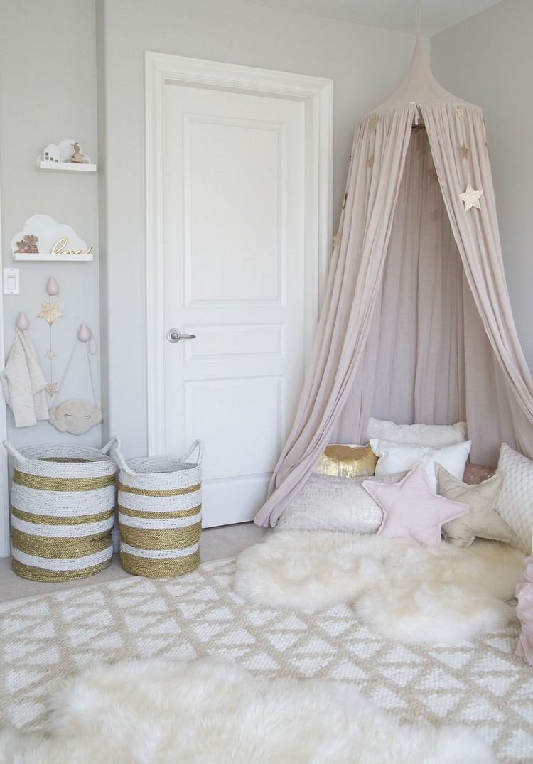 rosa baldakin barnkammare beige guld dekor