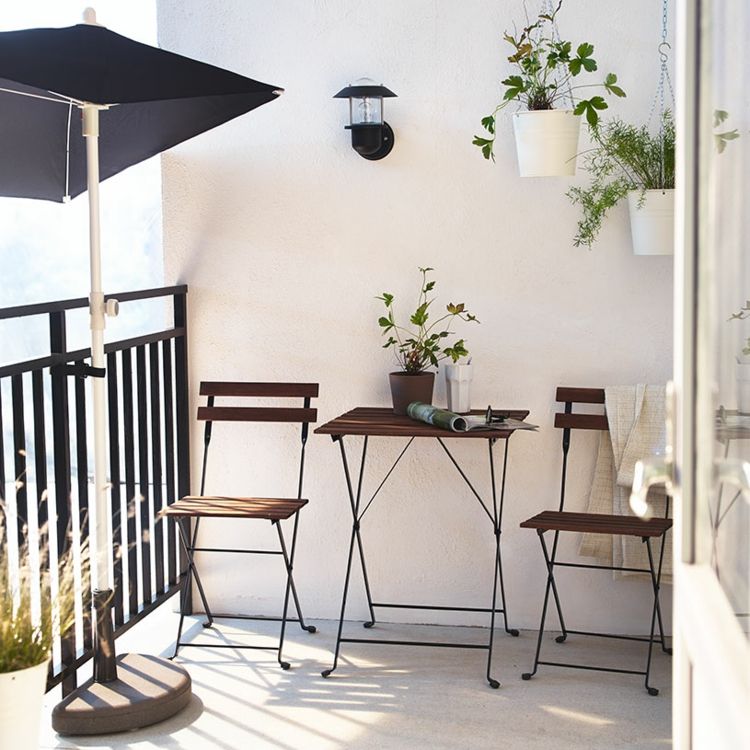 Balkongdekoration idéer 2015 solskydd parasoll lykta krukväxter