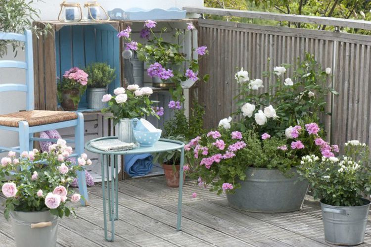 Balkong deco Tunn badkar i chic stil med blommor rosor hyllor i trälådor