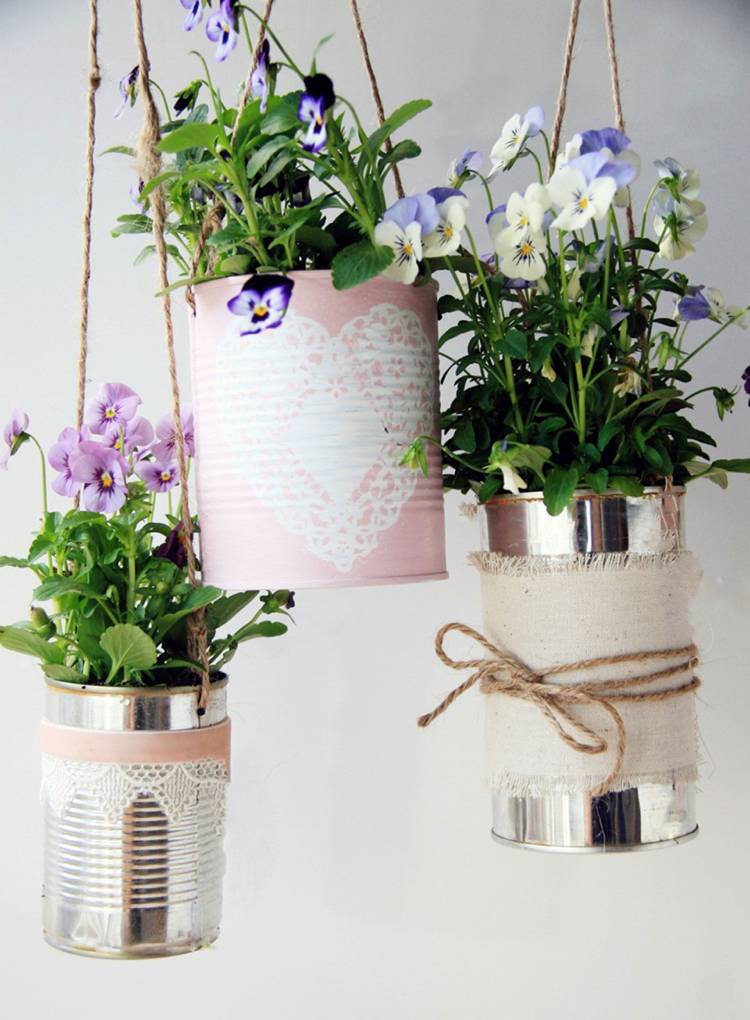 Shabby chica hängkrukor med minivioler från burkar