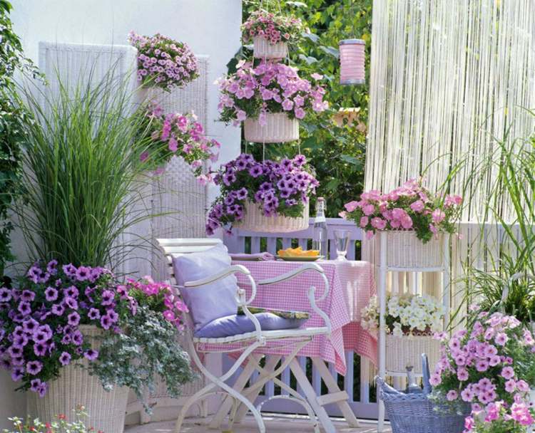Inredning balkong idéer Shabby chic stil vit lila petunier