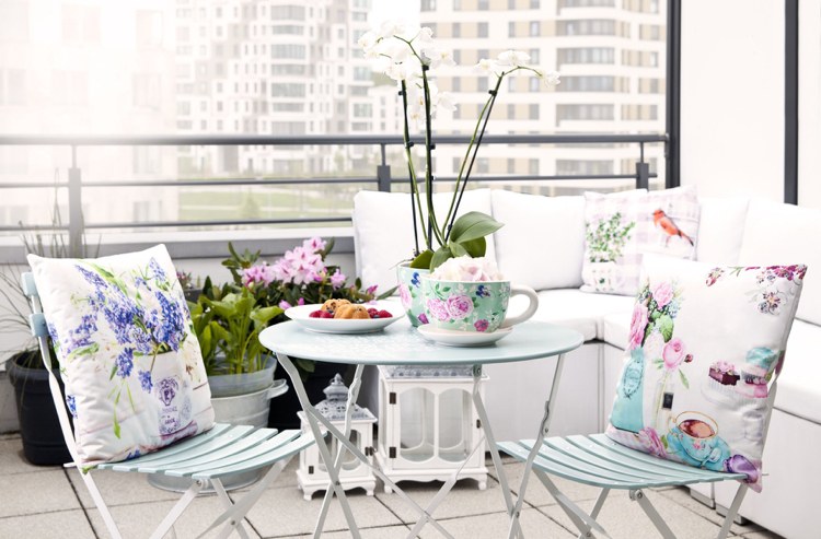 Balkong som dekorerar shabby chic mint vitrosa blommönster orkidékuddar fällbara stolar