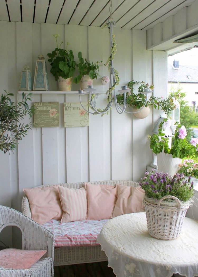 Balkong shabby chic stil ljuskrona rottingbänk rosmönster spetstak