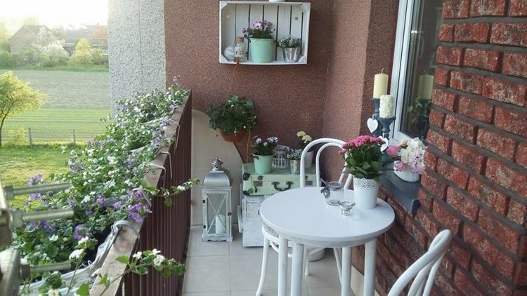 Dekorera balkong shabby chick resväska trälådor blommor ljus