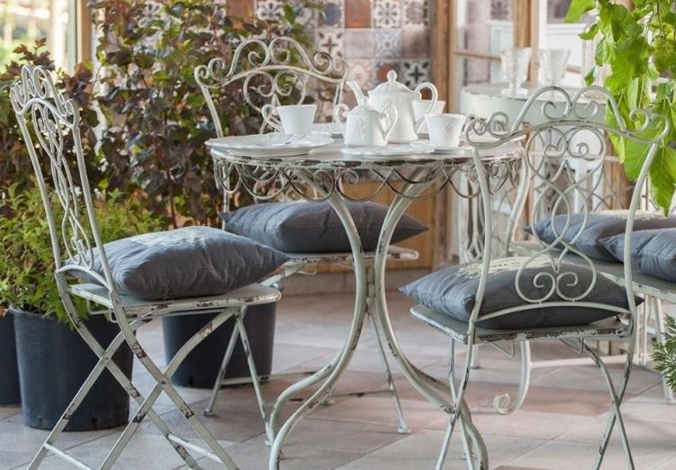 Balkong dekorera shabby chic metallmöbler golvplattor