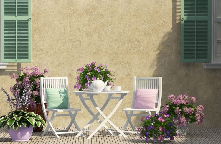 Balkongmöbler vitrosa blommor petunier Kalanchoe