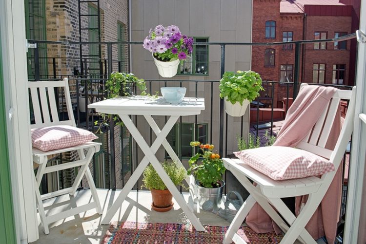 liten balkong lantlig shabby chic fällbara stolar rosa accenter örter