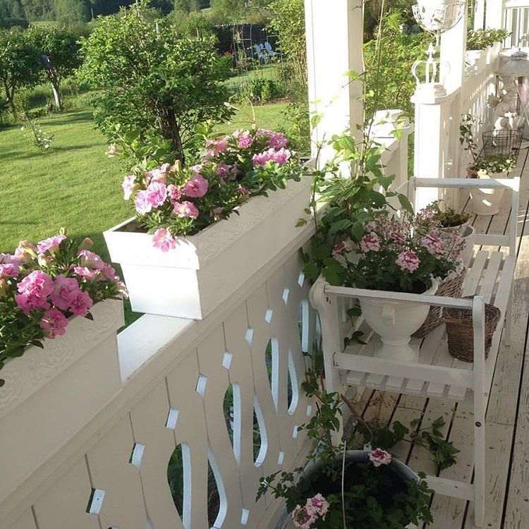 Shabby chic balkong träräcke vit blomlåda med pelargonbänk