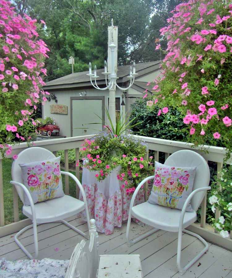Petunia hängkorgar Rosa stolar Shabby chic